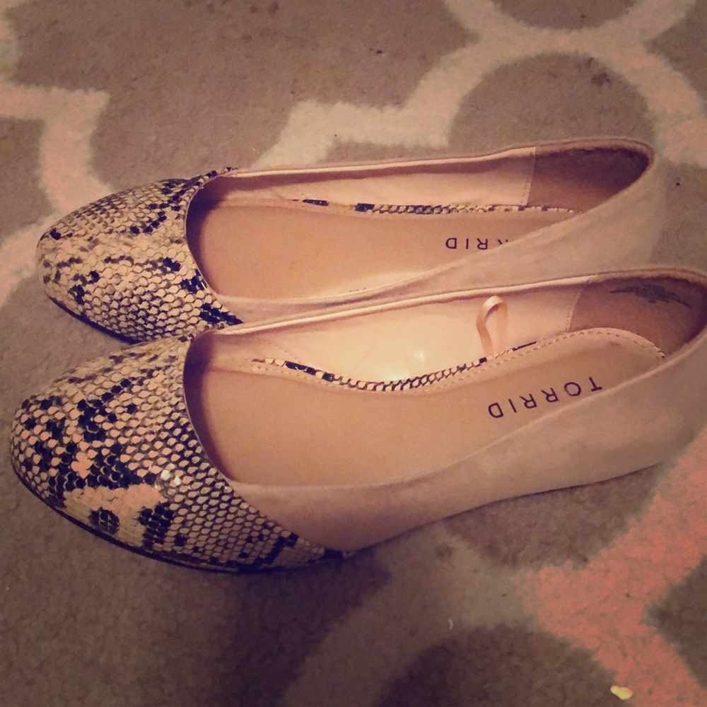 Snakeskin flats
